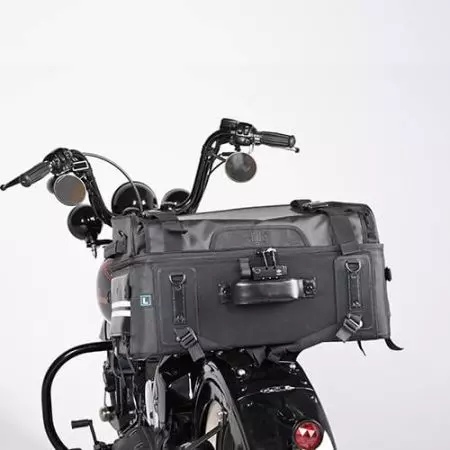 Cruiser Rear Bag kiinnitetään Harley Davidson -moottoripyörään.